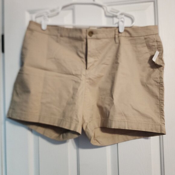 Old Navy Everyday High Waisted Khaki Shorts NWT Size 18 - Picture 1 of 5